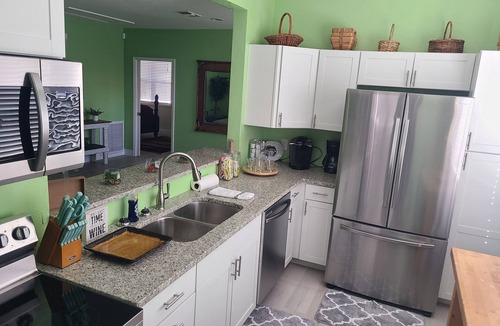 Branford House | Newly Renovated 3 bedroom home close to springs, eateries, markets, and downtown