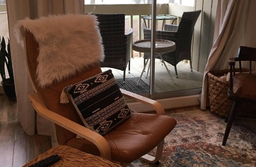 Daphne Apartment | Newly Renovated Dreamy Boho With Bay View