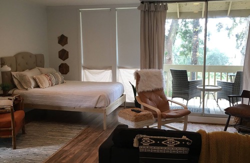 Daphne Apartment | Newly Renovated Dreamy Boho With Bay View
