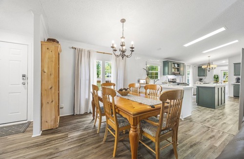 Milledgeville House | Newly Renovated Lakefront Escape ~ Hot Tub, Fire Pit & Private Dock