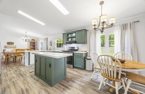 Milledgeville House | Newly Renovated Lakefront Escape ~ Hot Tub, Fire Pit & Private Dock