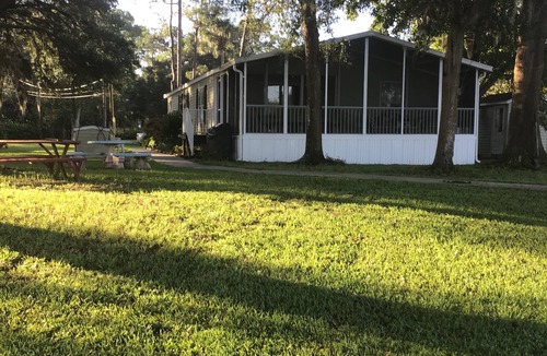 Pomona Park House | Nice quiet lakefront home with great fishing !