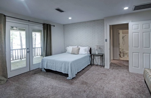 Flowood House | Nine Bed Waterfront Getaway | Great for Fisherman