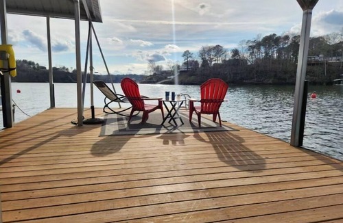 Cullman Cottage | No steps to dock-Deep Water-Cullman Side-Plenty of Parking-Sunsets & Campfires
