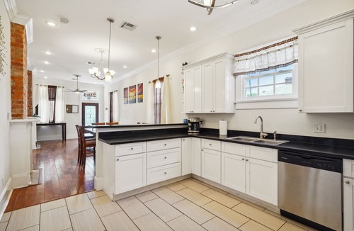 Faubourg Livaudais House | NOLA Luxury, Near Parade Route, Private Bar & Porch