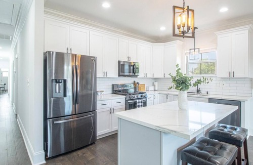 Broadmoor House | NOLA Modern Loft 10 min to downtown and French Quarter