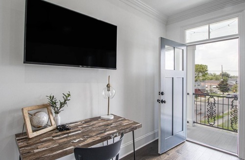 Broadmoor House | NOLA Modern Loft 10 min to downtown and French Quarter