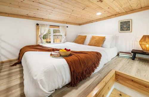 Lake City House | Nook at the Springs - Tiny Home , Full Kitchen