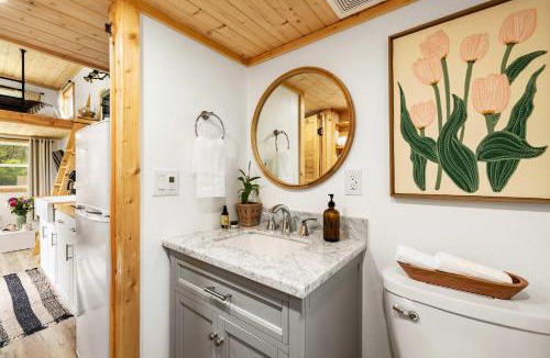 Lake City House | Nook at the Springs - Tiny Home , Full Kitchen