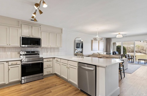 Alexander City Condo | North Lake Escape! Lakefront 3BR/2B Condo w/Boat Slip & Pool Access