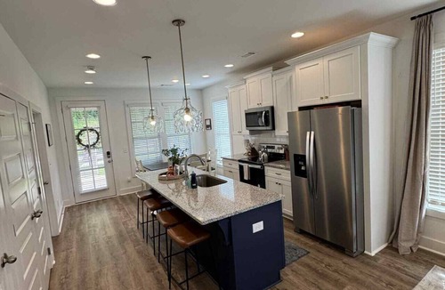 Auburn Villa | North Plains 6- Minutes from Toomers and 280, 2 king bed end unit