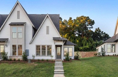 Auburn Villa | North Plains 6- Minutes from Toomers and 280, 2 king bed end unit