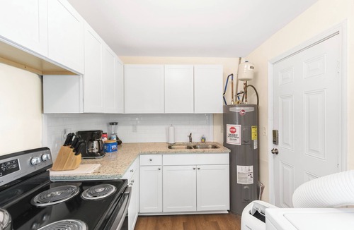 Norwood Condo | Norwood Seven Flat No. 6 -Convenient/King Bed/WiFi