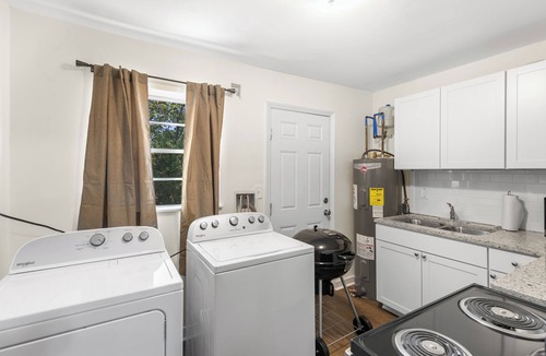 Norwood Condo | Norwood Seven Flat No.2- Easy City Access/King Bed