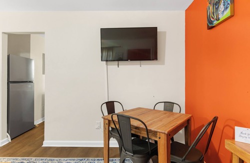 Norwood Condo | Norwood Seven Flat No.2- Easy City Access/King Bed