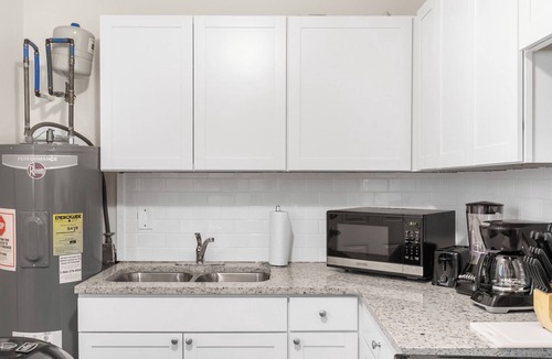 Norwood Condo | Norwood Seven Flat No.2- Easy City Access/King Bed