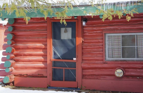 Grawn Cabin | Oak Logroom - Ellis Lake Resort - Interlochen/Traverse City