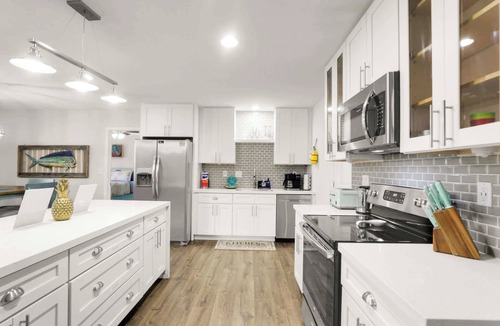 Fort Walton Beach House | Ocean 5-Bed Oasis: Pickleball, Arcade and Grill