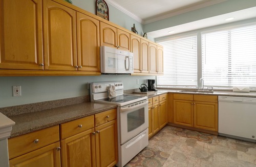 Tybee Island House | Oceanfront Historic Oasis : Direct Beach Access