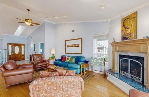 Harbor House | Oceanfront home with outdoor dining WIFI fireplace gas grill washer & dryer
