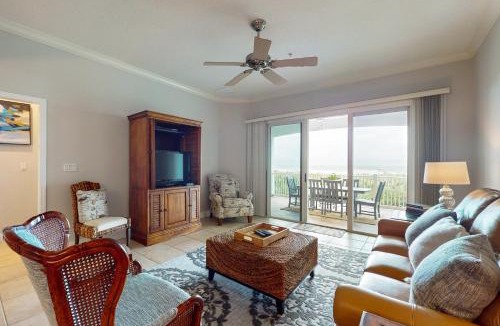 Palm Coast House | Oceanview condo with resort amenities, balcony and private beach access
