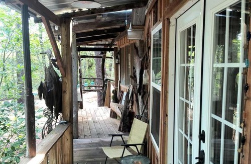 Waynesville House | Off-Grid Riverfront Cabin Near Satilla River, Georgia