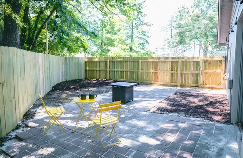 Hattiesburg House | OG Bungalow C in peaceful Hattiesburg - Queen bed, full living space & kitchen