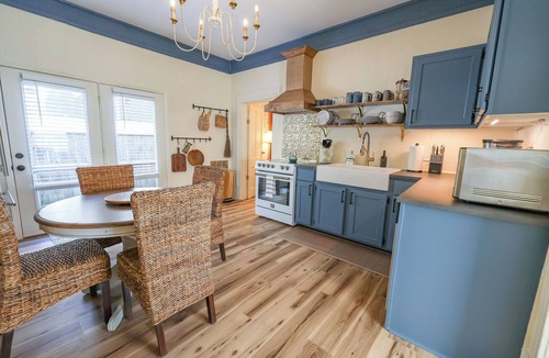 North Chattanooga House | Oliver Twist Cottage - Walk to Downtown - Hot Tub & Grill-Cozy Charm
