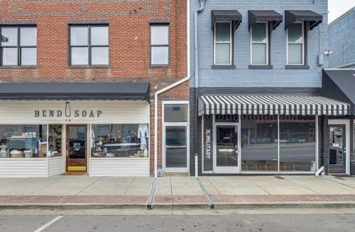 Lawrenceburg House | On Dtwn Square! Chic Lawrenceburg Condo w/Balcony
