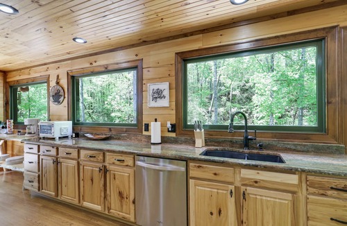 Ellijay Cabin | ✨ON THE CREEK!✨ Luxury Creek Front Cabin - Private - Hot Tub- Pool Table - Wi-Fi