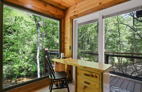 Ellijay Cabin | ✨ON THE CREEK!✨ Luxury Creek Front Cabin - Private - Hot Tub- Pool Table - Wi-Fi