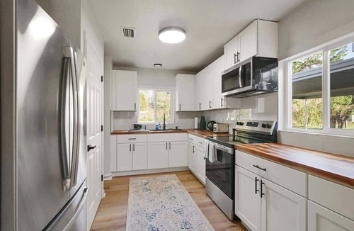 Gainesville House | One Acre Peaceful Property | King Bed, Game Room |