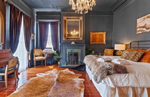 Faubourg Marigny Villa | Opulent Historic Villa w Heated Pool 5br 6ba