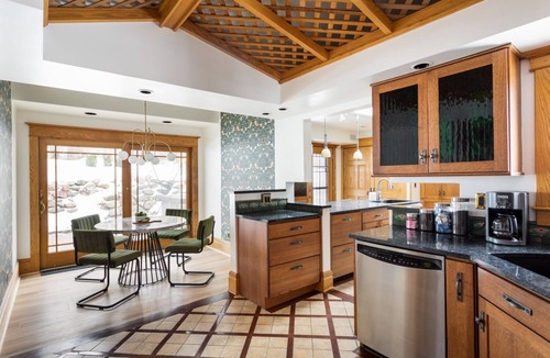 Cadillac House | Orange Cadillac - Stunning 6 BR/3 BA 11 Beds Home