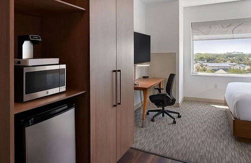 Williamsburg Hotel | Orlando Getaway Starts Here! Free Breakfast + Pool | Close to Walt Disney World