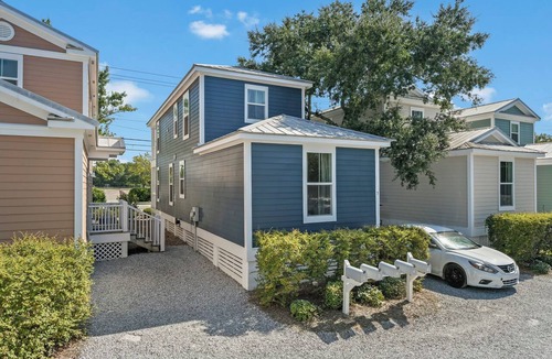 Ocean Springs Cottage | OS OASIS- Cozy 3-Bedroom Cottage with Golf Cart - Minutes from Beach & Downtown