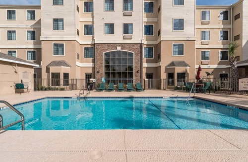 Oak Condo | Outdoor Pool + Near to the Beach | 1 Bedroom
