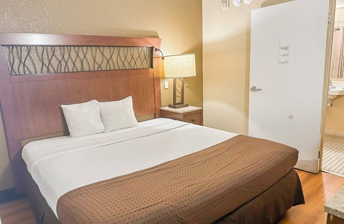 Mobile Hotel | OYO Hotel Mobile, AL I-65 at Airport Blvd