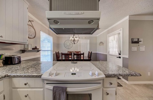 Foley House | *Palm Life* Luxury, spacious, charming 3BR/2Ba house with lighted outdoor spaces