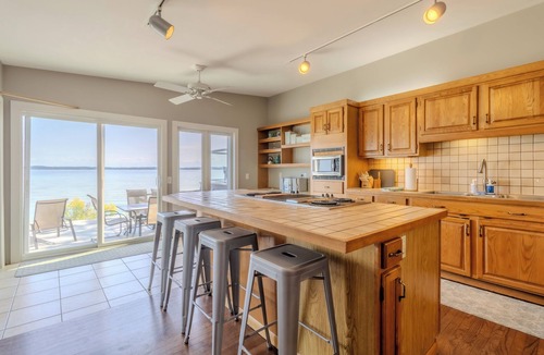 Traverse City House | Panoramic Point - dazzling views and private beach