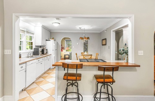 Decatur House | Peaceful 3-bedroom house with Outdoor Projector + Fire Pit in charming Decatur