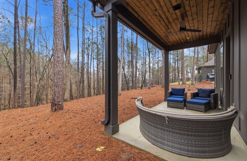 Alexander City Cabin | Peaceful cabin just off the water at Lake Martin with a designated boat slip.