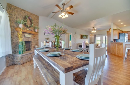 Bates House | Peaceful Cameron Getaway ~ 5 Mi to Poteau!