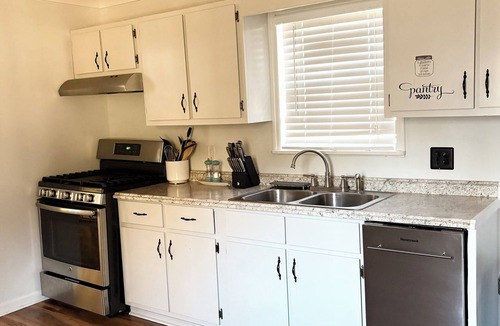 Eatonton House | Peaceful Cottage with Fishing Dock, Kayaks. Discounted Jet Ski Rentals with Stay