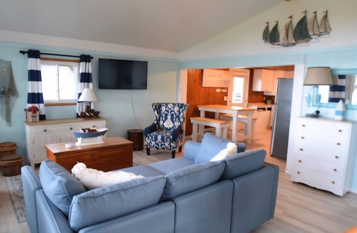 Lupton Cottage | Peaceful Lakefront Retreat, Relax on Henderson Lake-A/C Wi-Fi near Rifle River