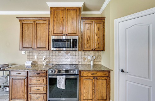 Shreveport House | Peaceful Shreveport Retreat w/Deck + Yard!