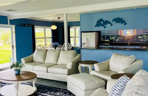Elberta House | Peaceful Two Bedroom Cottage with Private Beach on Wolf Bay