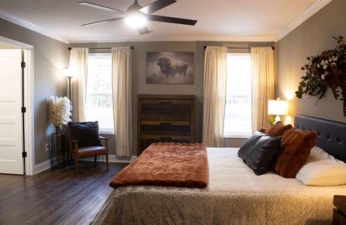 Columbus House | Peach State Hideaway The Columbus Escape