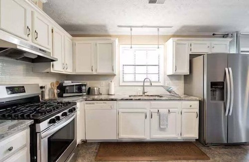 Peachtree City House | Peachtree City Home Near Lake with Yard & Firepit