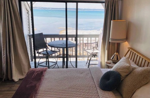 Acme Condo | Penthouse Studio on Grand Traverse East Bay